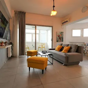 Serenity Heights Apartment: A Panoramic Haven Near Old Town - Free Minibar Bucarest